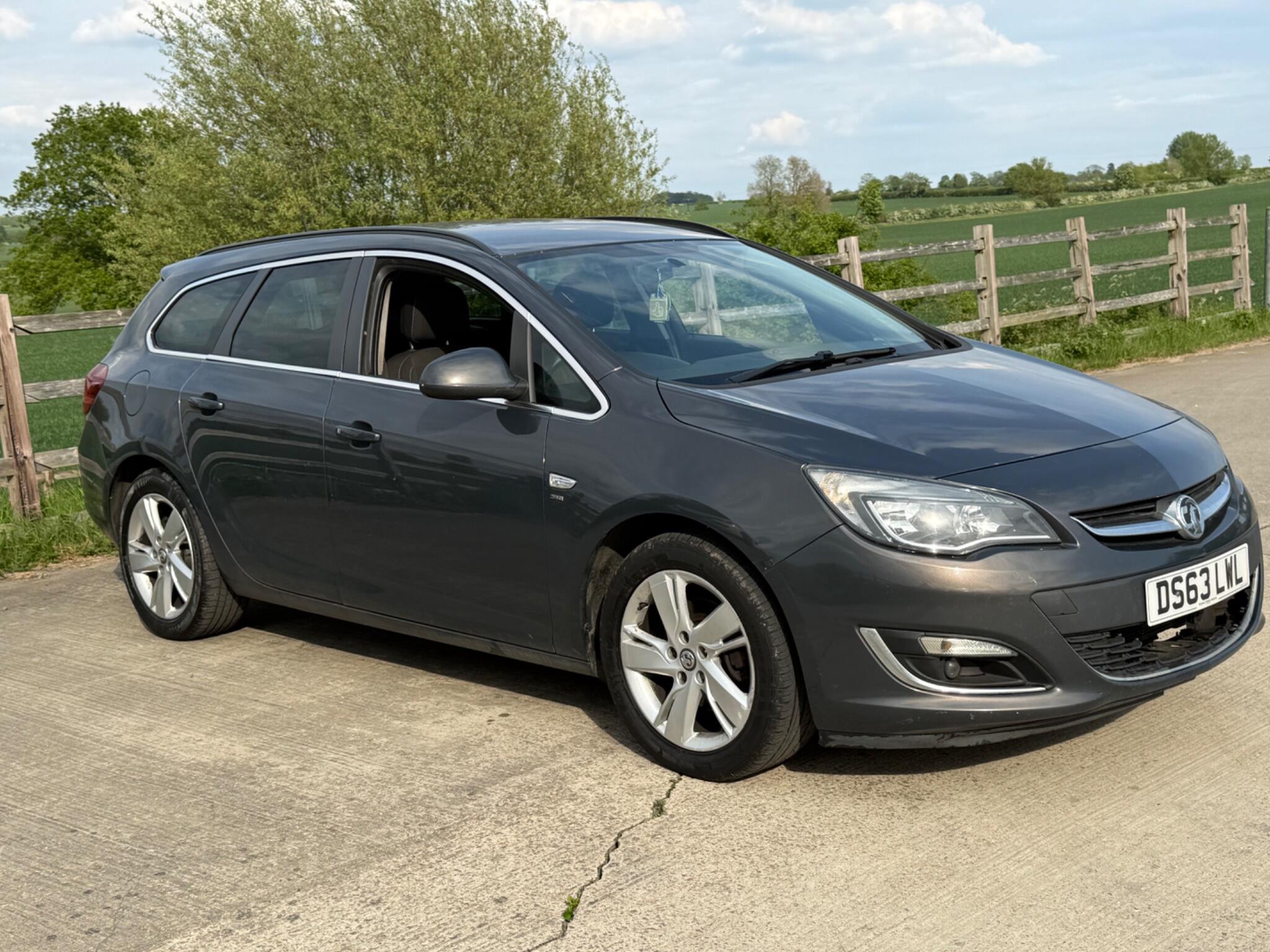 Vauxhall Astra 1.7 CDTi ecoFLEX SRi Sports Tourer Euro 5 5dr — photo 50 of 86
